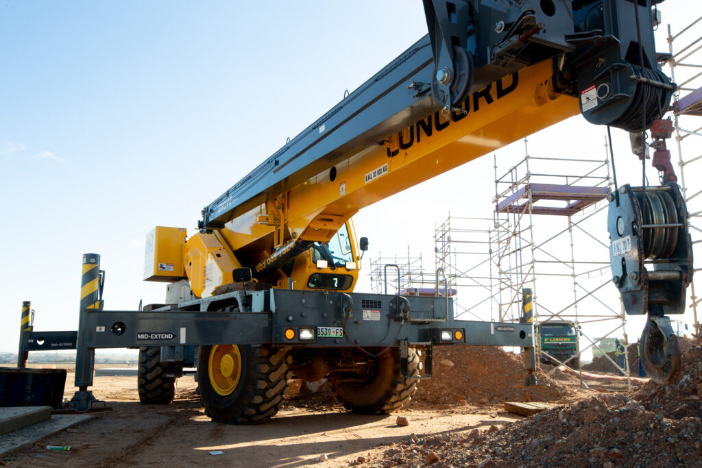How is a truck crane able to lift heavy loads How is a truck crane able to lift heavy loads